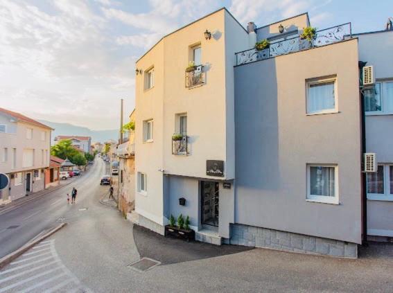 Urban Suites & Apartments Mostar Bagian luar foto